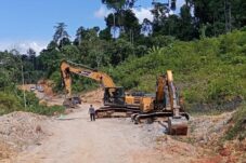 Alat berat yang diamankan Tim Gabungan Berau Coal, Polres Berau dan TNI saat menemukan aktivitas tambang ilegal di Jalan Poros Labanan-Kelay, Minggu (28/6/2025).