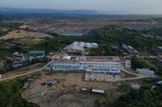 Bangunan rumah sakit baru yang lokasinya bersebelahan dengan areal pertambangan. (Aidil Anugrah/Berauterkini)