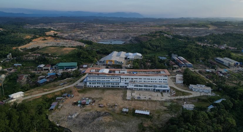 Bangunan rumah sakit baru yang lokasinya bersebelahan dengan areal pertambangan. (Aidil Anugrah/Berauterkini)