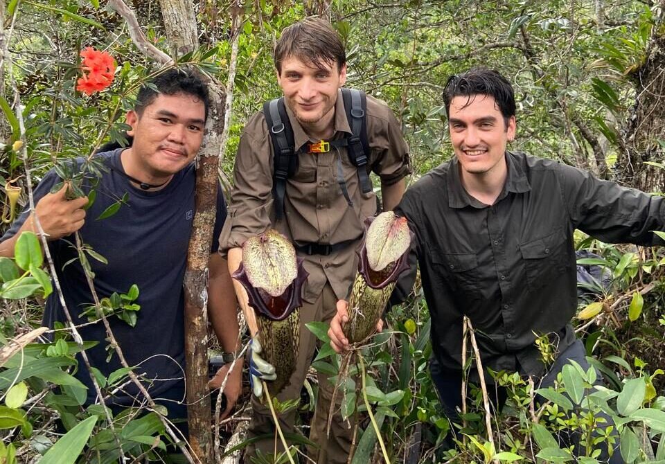 Muhammad Najib bersama turis asing yang menjelajah Hutan Tua Kampung Tubaan. (Istimewa)