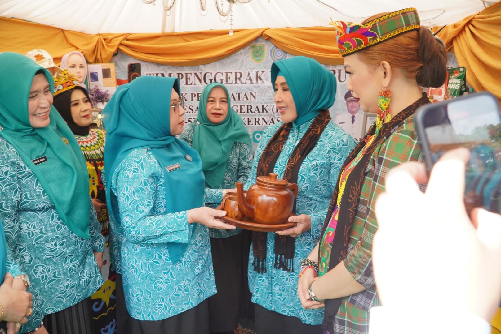 Ketua TP PKK Berau, Sri Aslinda Gamalis, menemani Ketua Umum TP PKK, Tri Tito Karnavian, saat mengunjungi Stand TP PKK Berau di ajang UMKM Festival 2025 di Lapangan Parkir Gelora Kadrie Oening Sempaja Samarinda, Senin (7/7/2025).