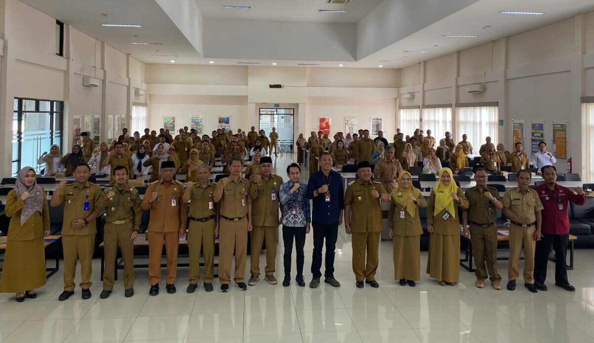 Wakil Bupati Berau, Gamalis, bersama peserta dan pemateri Bimbingan Teknis dan Sosialisasi Indeks Inovasi Daerah di Gedung RPJPD Bapelitbang, Selasa (8/7/2025).