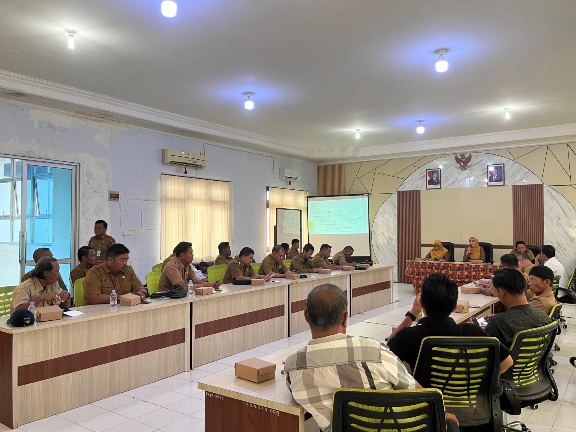 Pertemuan Diskoperindag Berau bersama Pertamina, SPBE, agen, camat, dan kepala kampung bahas permasalahan LPG 3 kg di Kabupaten Berau, Senin (7/7/2025).