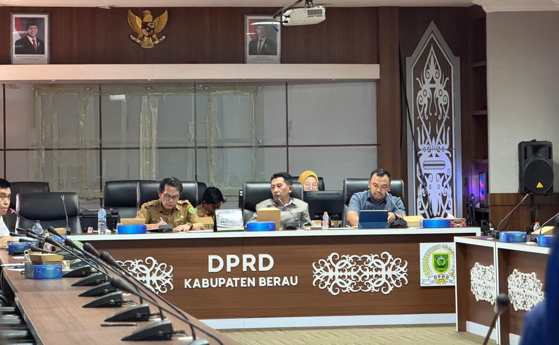 RDP terkait kelangkaan pasir dan koral yang digelar Komisi II DPRD Berau, Selasa (8/7/2025).