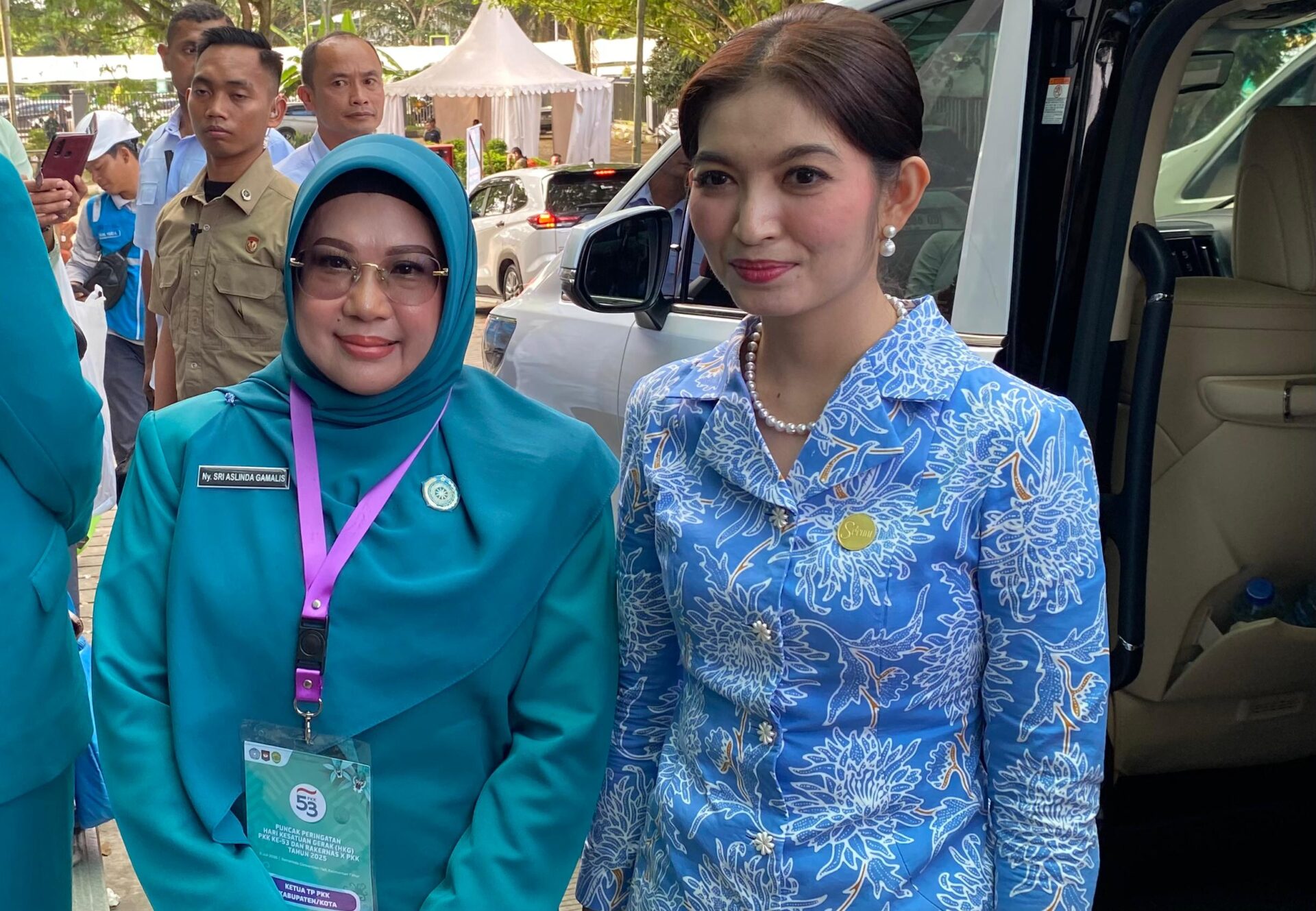 Ketua TP PKK Kabupaten Berau, Sri Aslinda Gamalis, bersama Pelindung TP PKK, Selvi Ananda Gibran Rakabuming, saat Puncak Peringatan HKG PKK ke-53 tingkat nasional di Plenary Hall Sempaja Samarinda, Selasa (8/7/2025).