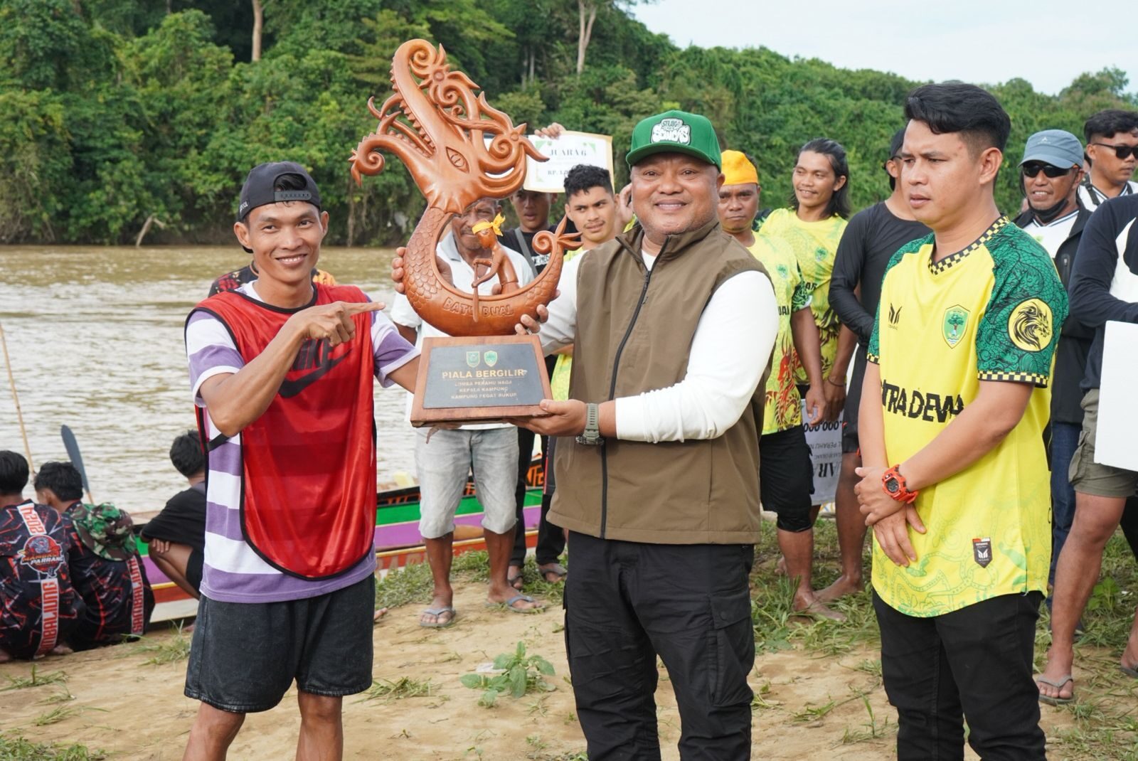 Wakil Bupati Berau, Gamalis, memberikan piala bagi juara lomba perahu naga di Kampung Pegat Bukur, Sambaliung. (Prokopim)