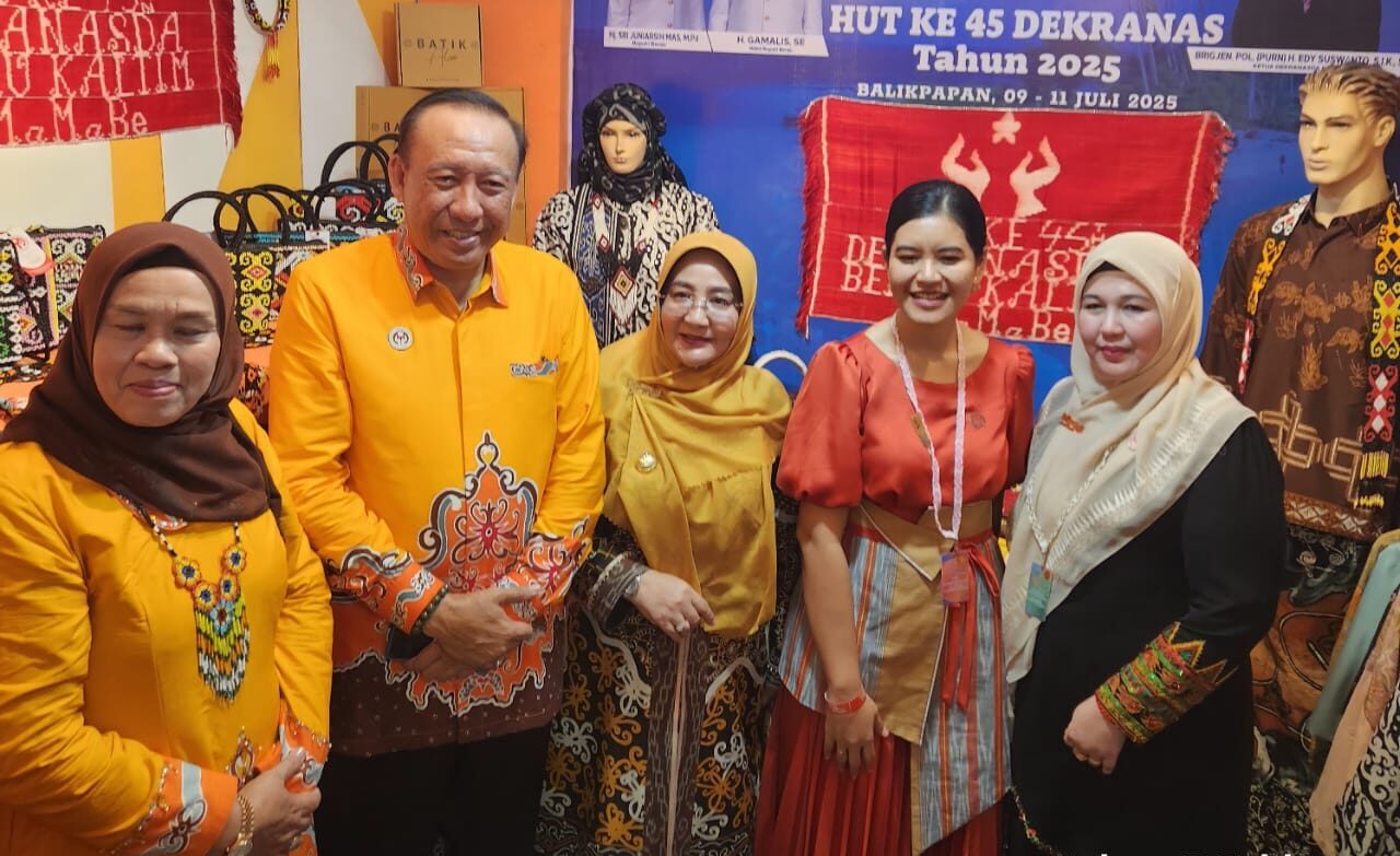 Kunjungan Kahiyang Rahayu di stand Dekranasda Berau ditemani Bupati Berau Sri Juniarsih dan Ketua Dekranasda Berau, Edi Siswanto. (Istimewa)