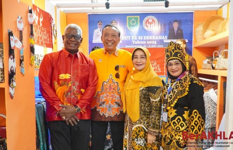 Bupati Berau, Sri Juniarsih, bersama Ketua Dekranasda Berau, Brigjen Pol (Purn) Edy Suswanto, mempromosikan produk unggulan Bumi Batiwakkal pada Bazar HUT ke-45 Dekranas di BSCC Dome Balikpapan, 9-11 Juli 2025. (Prokopim)