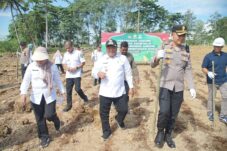 Wakil Bupati Berau, Gamalis, ditemani Wakapolres Berau, Kompol Donny Dwija Romansa, menanam bibit jagung di Kembang Mapan Site Binungan PT Berau Coal. (Humas)