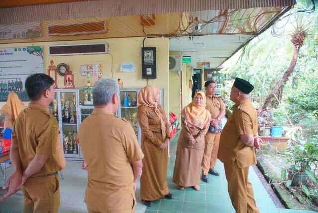 Wakil Bupati Berau, Gamalis, saat melakukan kunjungan ke SMP Negeri 2 Tanjung Redeb, beberapa waktu lalu.