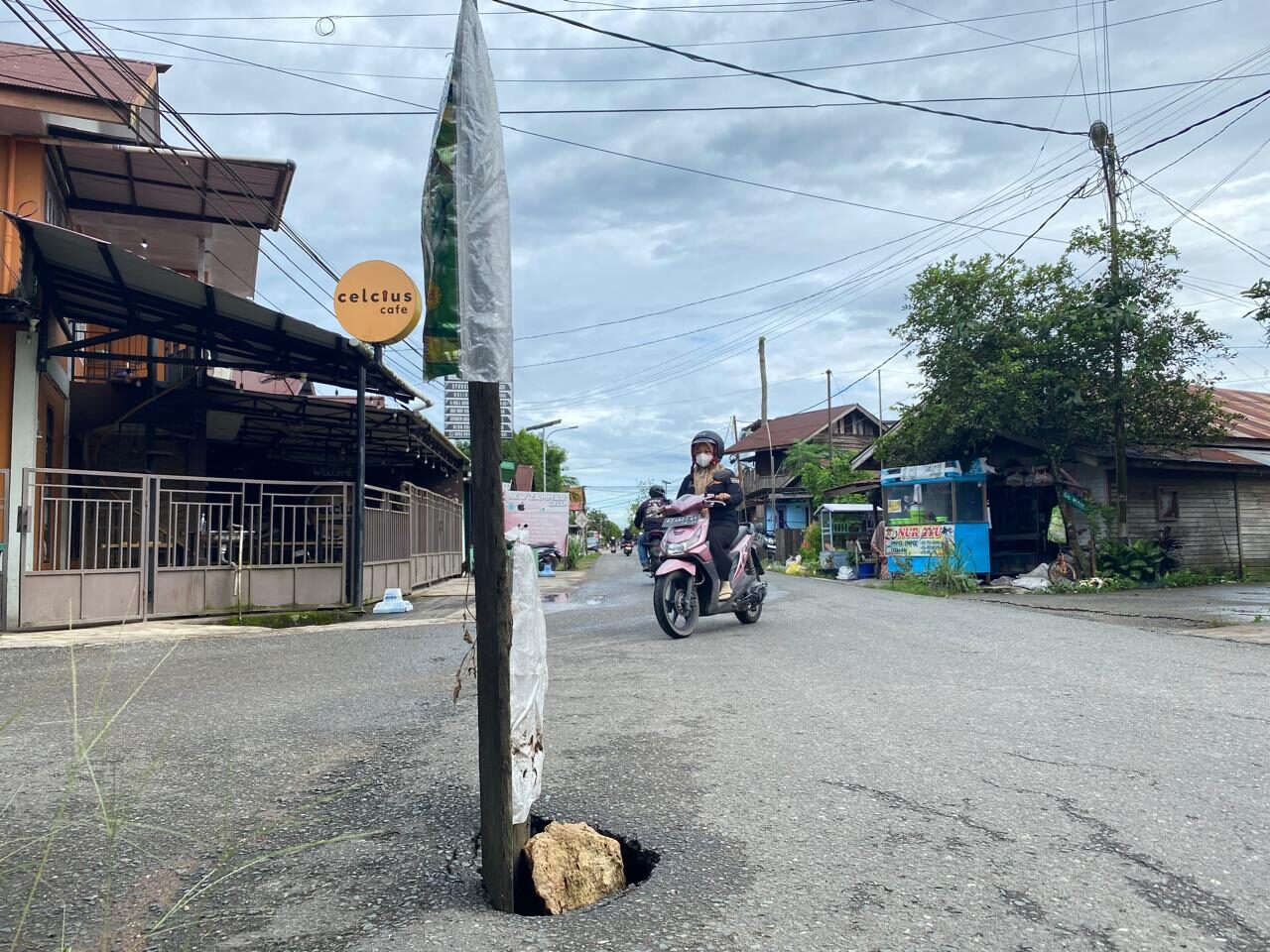 Kondisi jalan berlubang di Jalan Cempaka IV, Tanjung Redeb. (Sulaiman/BT)