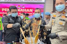 Wakapolres Berau, Kompol Donny Dwija Romansa, melakukan pemusnahan sabu dan ganja di Polres Berau, Kamis (10/7/2025).