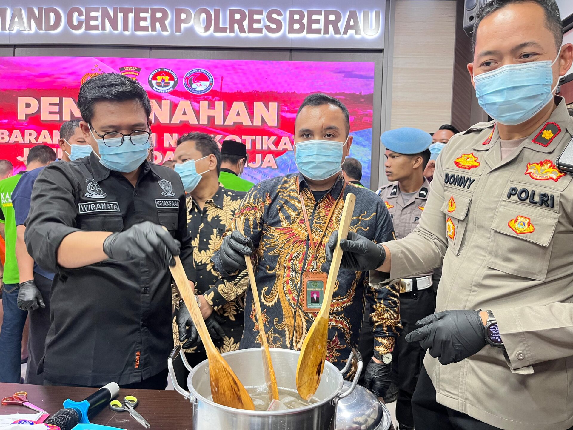 Wakapolres Berau, Kompol Donny Dwija Romansa, melakukan pemusnahan sabu dan ganja di Polres Berau, Kamis (10/7/2025).