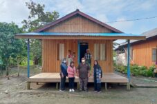 Warga penerima bantuan renovasi rumah dari Pemkab Berau setelah mendapatkan peninjauan hasil pekerjaan Disperkim Berau pada 2022. (Sulaiman BT)