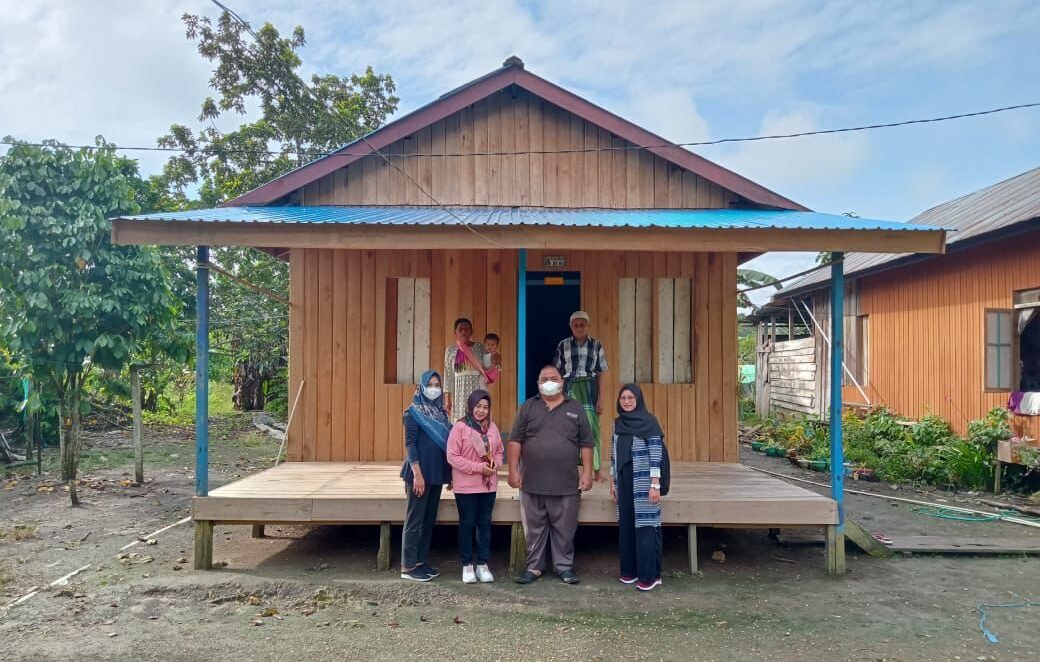 Warga penerima bantuan renovasi rumah dari Pemkab Berau setelah mendapatkan peninjauan hasil pekerjaan Disperkim Berau pada 2022. (Sulaiman BT)