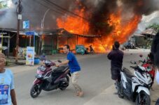 Suasana kebakaran di Jalan Raja Alam, Kelurahan Sambaliung, Kamis (10/7/2025).