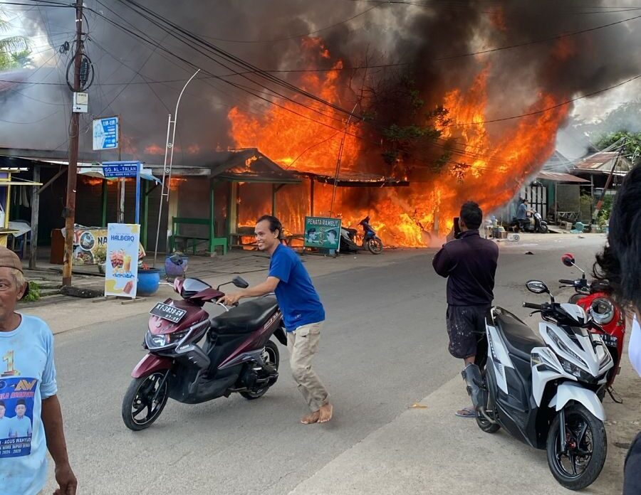 Suasana kebakaran di Jalan Raja Alam, Kelurahan Sambaliung, Kamis (10/7/2025).
