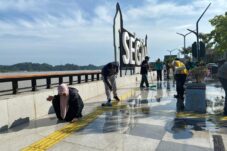 Bupati Berau, Sri Juniarsih, bersama para relawan membersihkan kawasan tepian Jalan Ahmad Yani. (Sulaiman/BT)