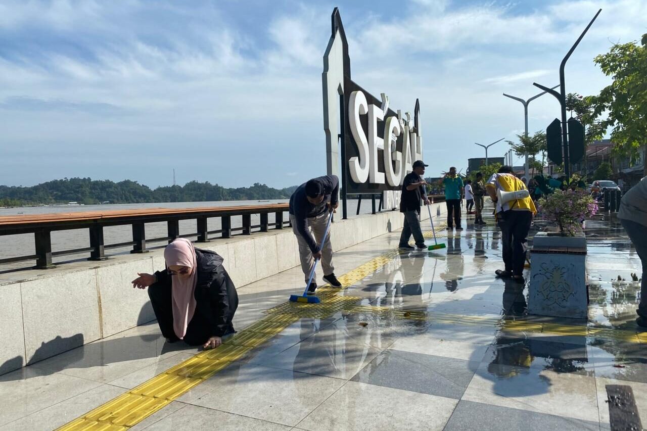 Bupati Berau, Sri Juniarsih, bersama para relawan membersihkan kawasan tepian Jalan Ahmad Yani. (Sulaiman/BT)
