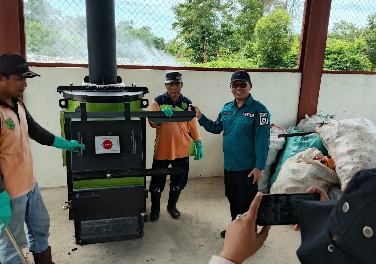 Kepala DLHK Berau, Mustakim Suharjana, meninjau langsung insinerator yang dioperasikan mengolah sampah plastik di TPA Tanjung Batu. (Istimewa)