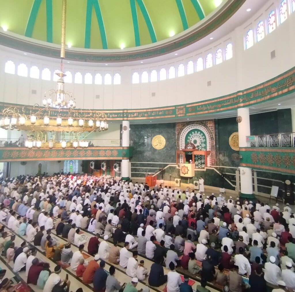 Aktivitas salat berjemaah di Masjid Agung Baitul Hikmah, Tanjung Redeb.