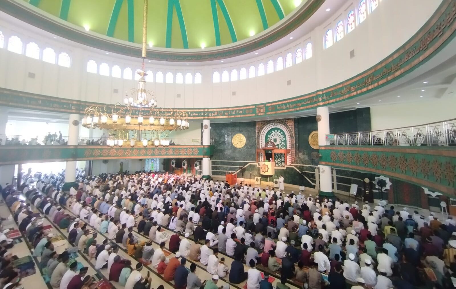 Aktivitas salat berjemaah di Masjid Agung Baitul Hikmah, Tanjung Redeb.