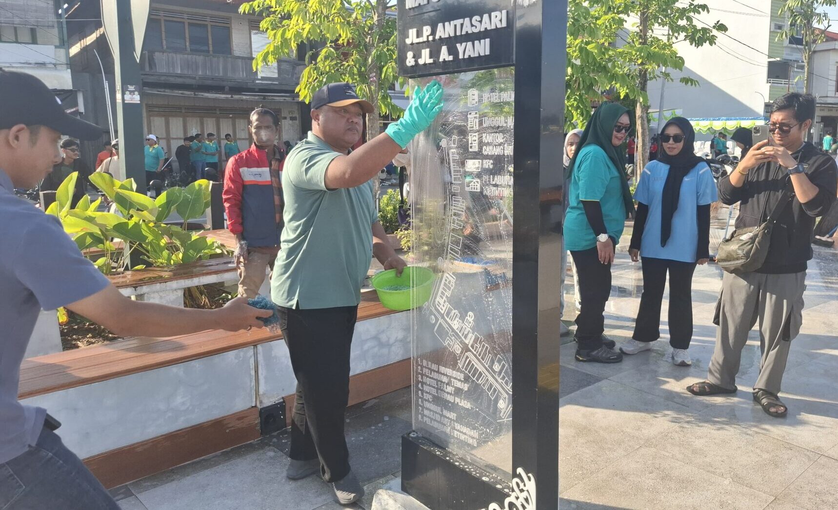 Wakil Bupati Berau Gamalis, membersihkan salah satu fasilitas yang berada di tepian Jalan Ahmad Yani, Tanjung Redeb, Jumat (11/7/2025). (Istimewa)