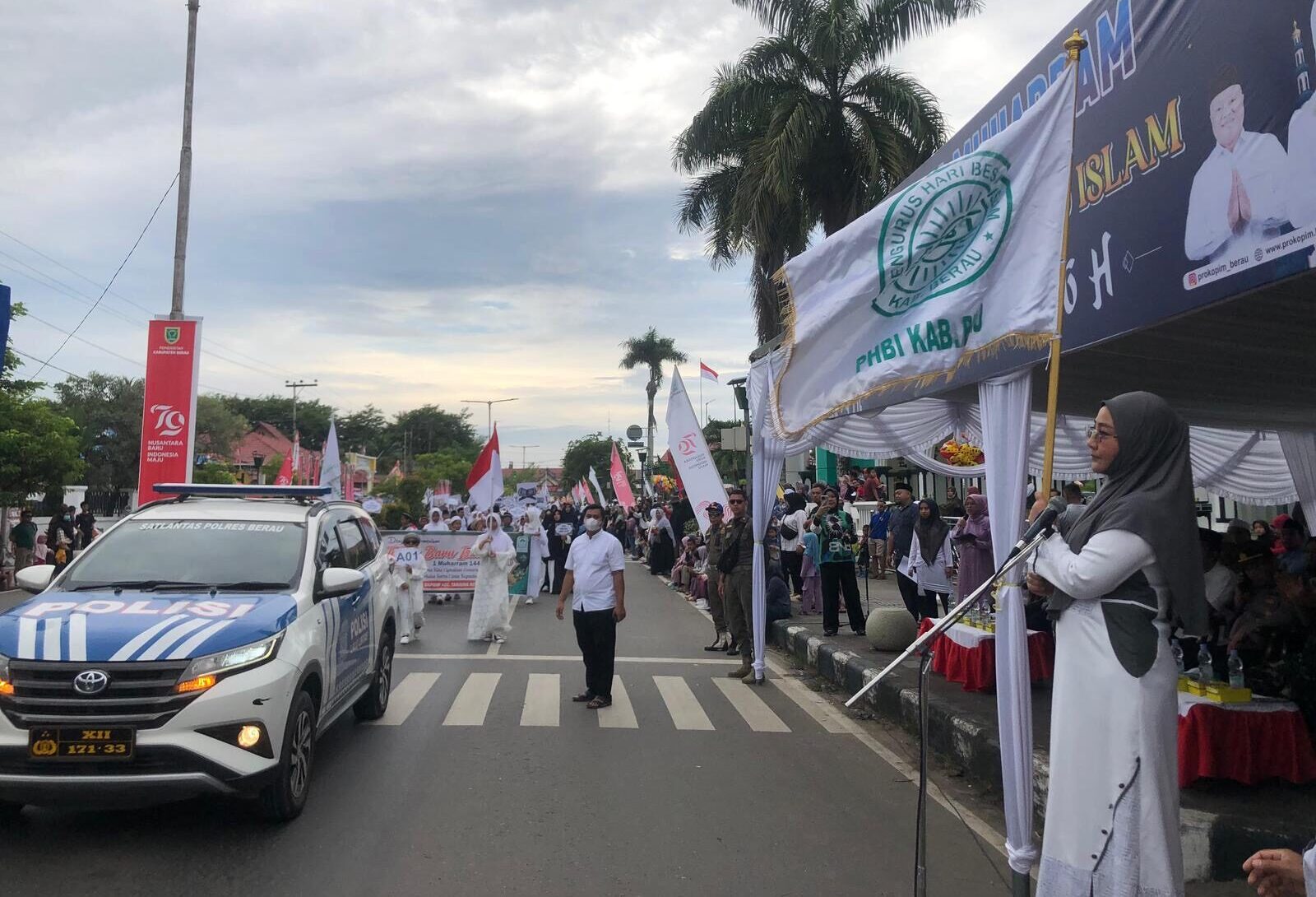 Bupati Berau, Sri Juniarsih, melepas peserta pawai di garis start depan Masjid Agung Baitul Hikmah, Jalan APT Pranoto, tahun lalu. (Humas)