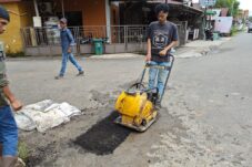 Tim TRC DPUPR Berau melakukan perbaikan jalan rusak di Jalan Cempaka IV, Tanjung Redeb. (Istimewa)