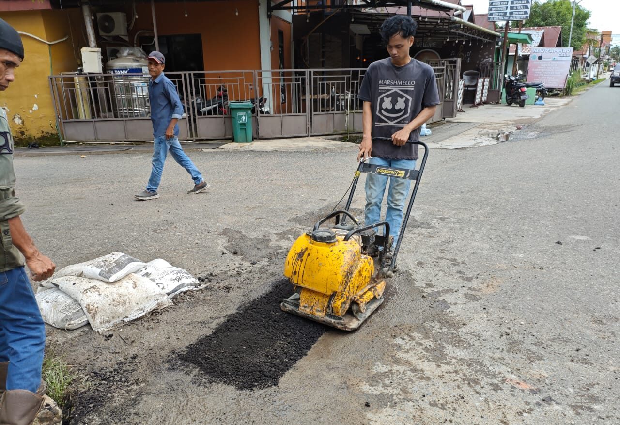 Tim TRC DPUPR Berau melakukan perbaikan jalan rusak di Jalan Cempaka IV, Tanjung Redeb. (Istimewa)