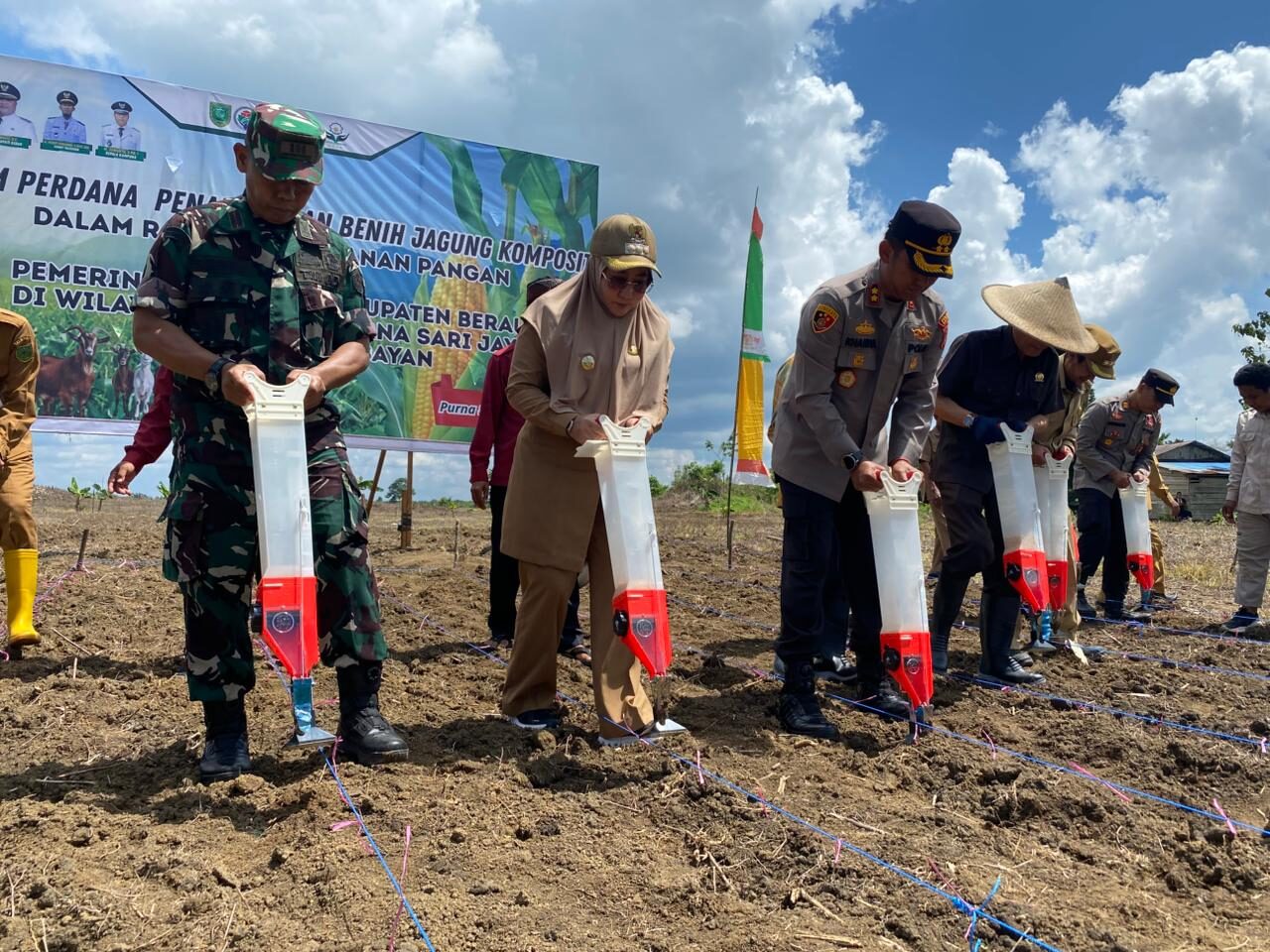 Bupati Berau Sri Juniarsih, melakukan penanaman bibit jagung komposit secara simbolis ditemani Kapolres Berau, Khairul Basyar. (Sulaiman/BT)