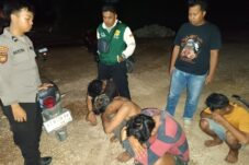 Para tersangka pencurian tabung gas elpiji saat diamankan warga dan pemilik rumah.