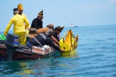 Miniatur perahu layar berwarna kuning dilarung ke laut lepas di Kampung Tanjung Batu, Kecamatan Pulau Derawan. Tradisi ini merupakan rangkaian kegiatan budaya yang dikenal masyarakat suku Bajau dengan sebutan Mag’jamu. (Prokopim)