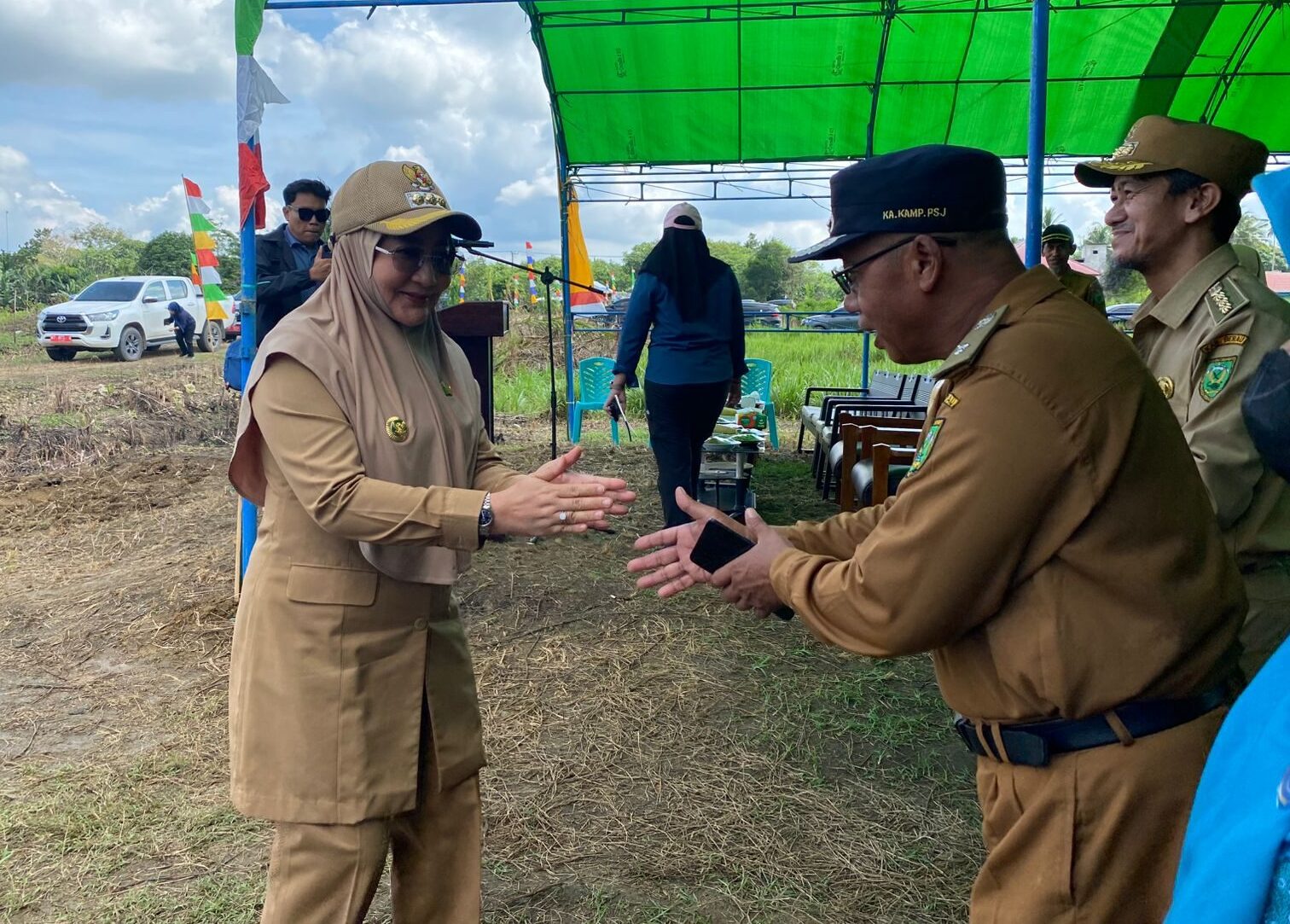 Bupati Berau, Sri Juniarsih, menyapa para pengurus pemerintah kampung di Talisayan. (Sulaiman/BT)