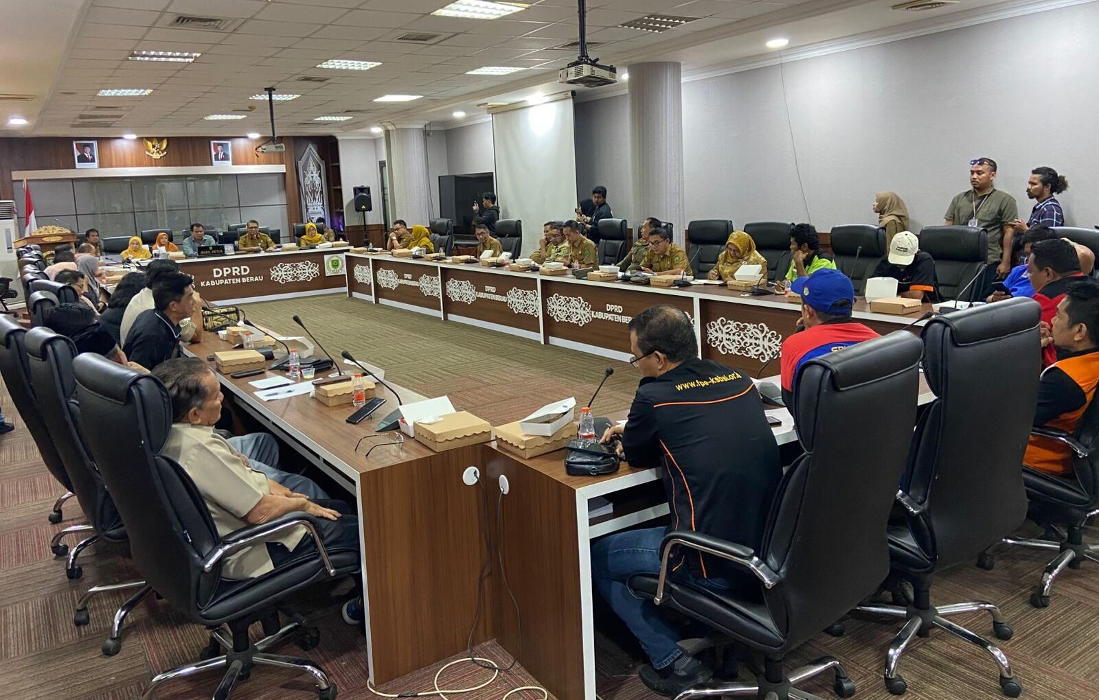 Suasana RDP di ruang Rapat Gabungan Komisi DPRD Berau, Senin (14/7/2025).