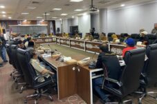 Suasana rapat dengar pendapat antara DPRD, Pemprov Kaltim, Pemkab Berau dan aliansi buruh, Senin (14/7/2025).