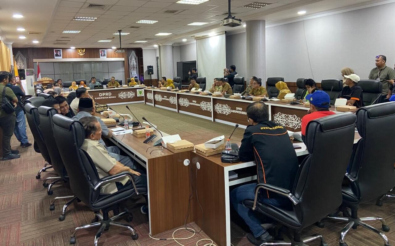 Suasana rapat dengar pendapat antara DPRD, Pemprov Kaltim, Pemkab Berau dan aliansi buruh, Senin (14/7/2025).