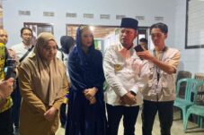 Gubernur Kaltim, Rudy Mas'ud berfoto bersama usai menyantap makan malam di Rumah Makan Jihan, Biduk-Biduk.