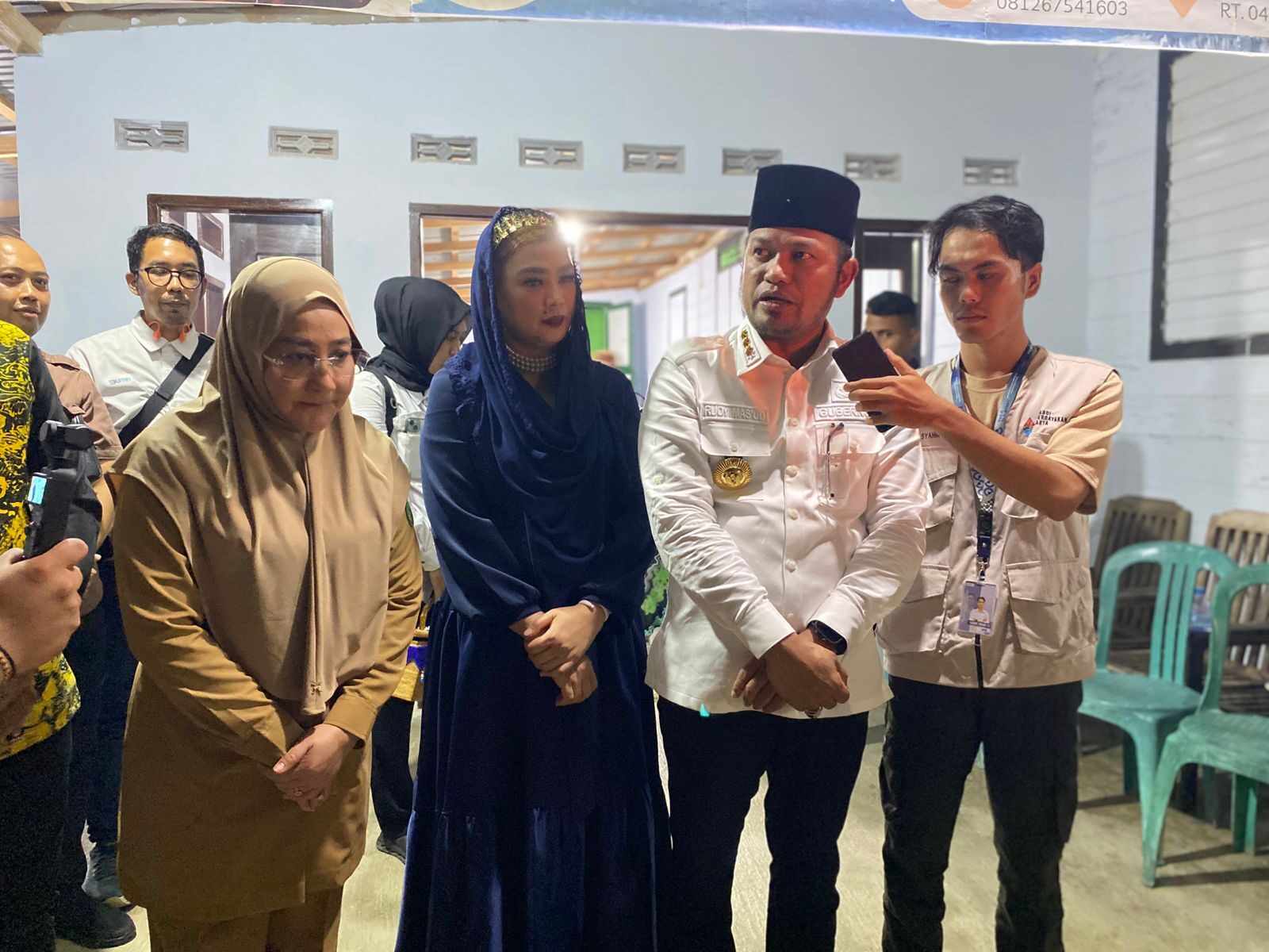 Gubernur Kaltim, Rudy Mas'ud berfoto bersama usai menyantap makan malam di Rumah Makan Jihan, Biduk-Biduk.