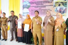 Pemberian Sertifikat TKDN kepada pelaku UMKM Berau pada agenda Musrenbang di Teluk Bayur.