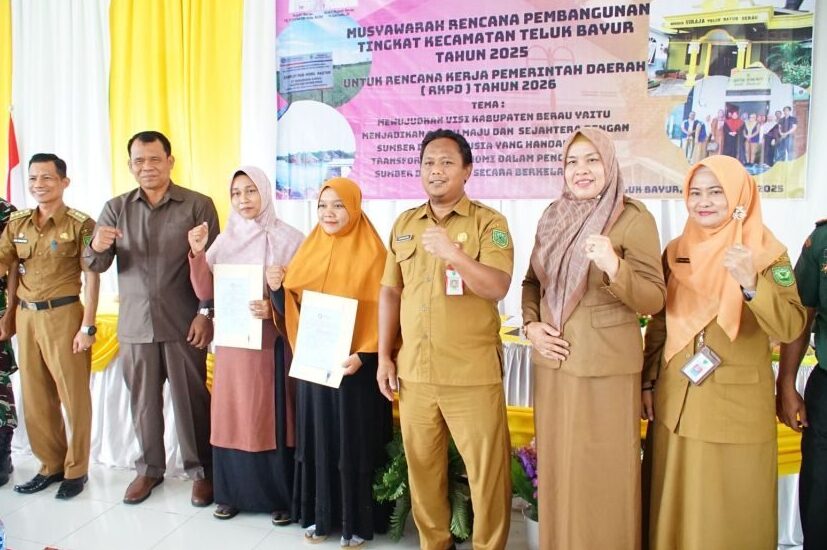Pemberian Sertifikat TKDN kepada pelaku UMKM Berau pada agenda Musrenbang di Teluk Bayur.