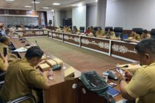 Suasana RDP terkait perkebunan masyarakat yang terindikasi dalam penertiban kawasan hutan di Gedung DPRD Berau, Selasa (15/7/2025).