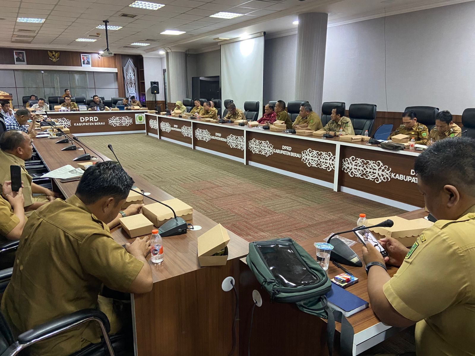 Suasana RDP terkait perkebunan masyarakat yang terindikasi dalam penertiban kawasan hutan di Gedung DPRD Berau, Selasa (15/7/2025).