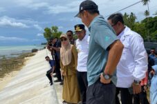 Gubernur Kaltim, Rudy Mas'ud, ditemani Wagub Seno Aji dan Bupati Berau, Sri Juniarsih, memantau langsung dinding pemecah ombak di Kampung Teluk Sulaiman, Kecamatan Biduk-Biduk, Selasa (15/7/2025). (Sulaiman/BT)