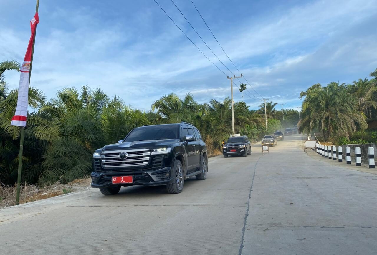 Mobil Dinas Gubernur Kaltim, Rudy Mas'ud, saat melintasi ruas jalan Talisayan-Tanjung Redeb Segmen 3 di Tabalar. (Sulaiman/BT)