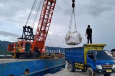 Aktivitas bongkar logistik di Dermaga Teluk Sulaiman, Biduk-Biduk. (Istimewa)