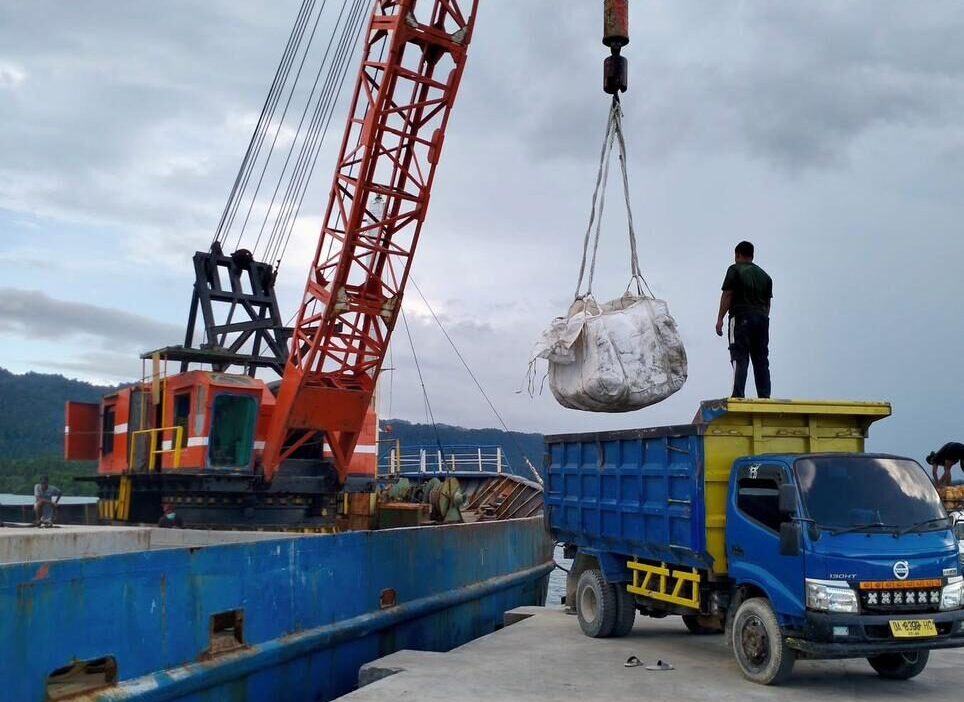 Aktivitas bongkar logistik di Dermaga Teluk Sulaiman, Biduk-Biduk. (Istimewa)