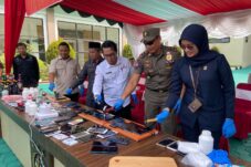 Kejaksaan Negeri Berau bersama Pemkab Berau dan mitra hukum melakukan pemusnahan sejumlah barang bukti di halaman Kantor Kejari Berau, Rabu (16/7/2025).