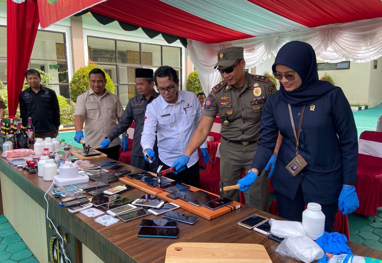 Kejaksaan Negeri Berau bersama Pemkab Berau dan mitra hukum melakukan pemusnahan sejumlah barang bukti di halaman Kantor Kejari Berau, Rabu (16/7/2025).