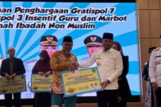 Gubernur Kaltim Rudy Mas'ud memberikan secara simbolis insentif tambahan kepada perwakilan guru di Berau.